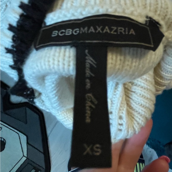 BCBG Maxzariga Fun cozy cropped sweater Cream with black trim - Picture 4 of 13